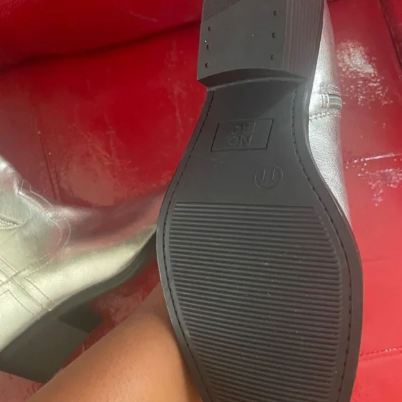 Cowgirl boots silver brand new and bedazzled - Picture 8 of 8